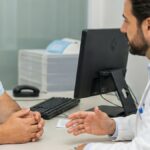 Consulta médica realista con especialista y paciente para ilustrar el artículo: Hígado graso, obesidad y diabetes: una relación que conviene vigilar