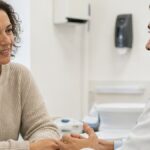 Consulta médica realista con especialista y paciente para ilustrar el artículo: ¿El hígado graso se cura? Tratamiento y seguimiento médico